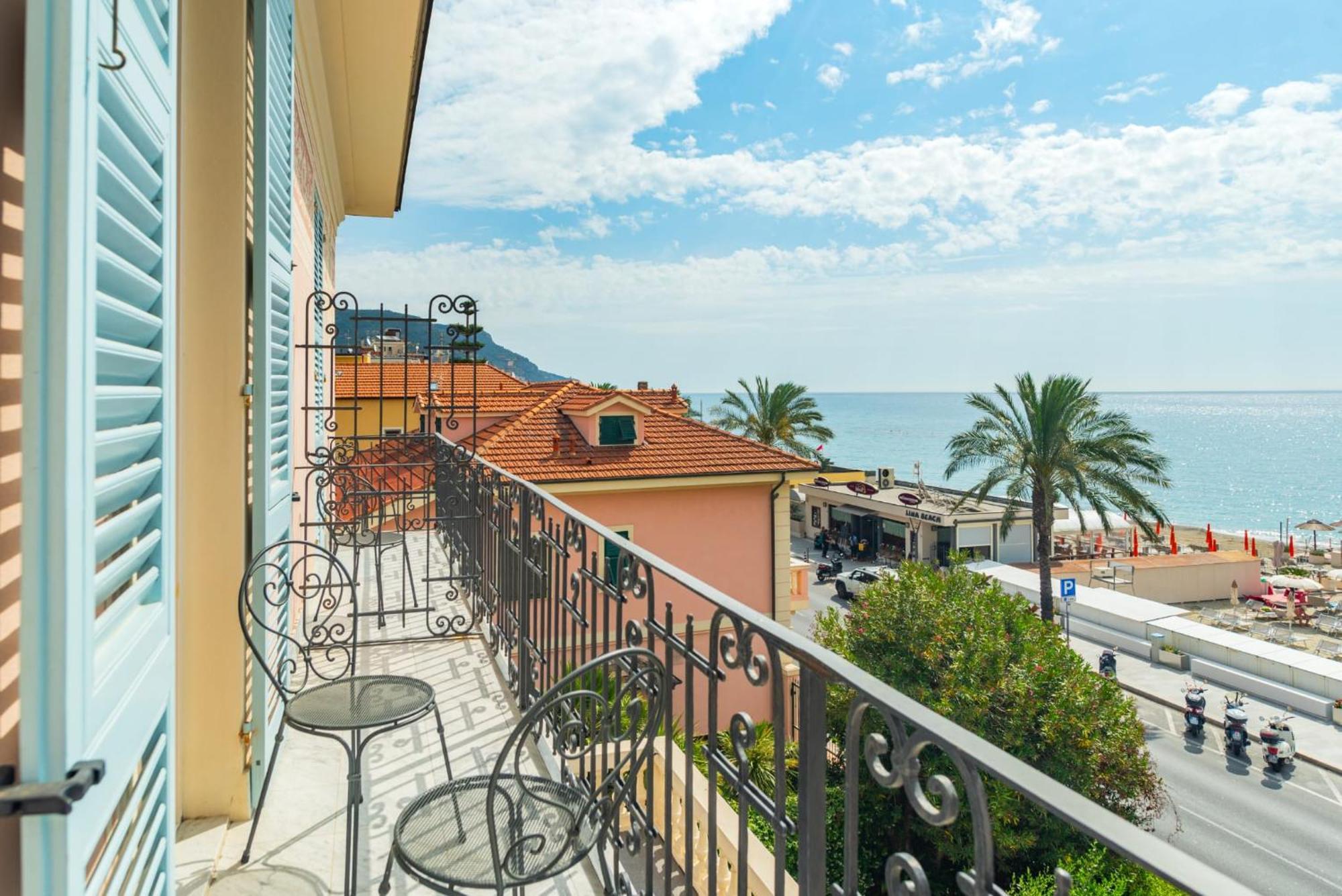 Hotel De La Plage Pietra Ligure Exterior foto