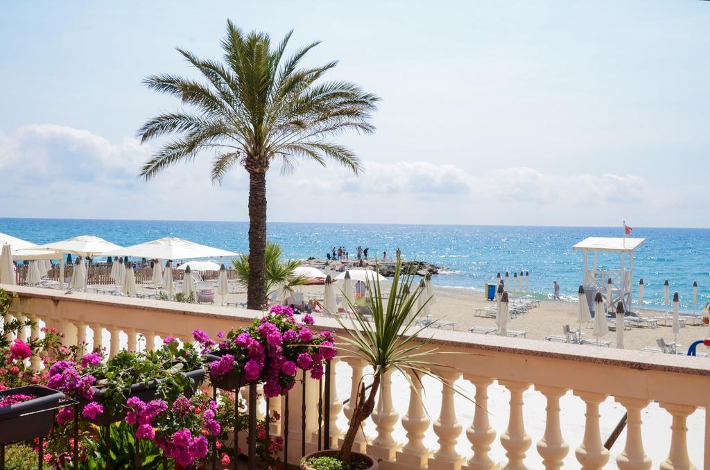 Hotel De La Plage Pietra Ligure Exterior foto